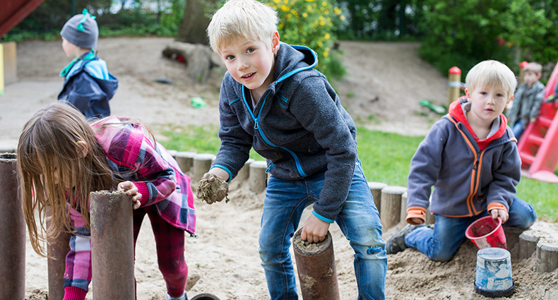 Foto: Kinder spielen im Sandkasten