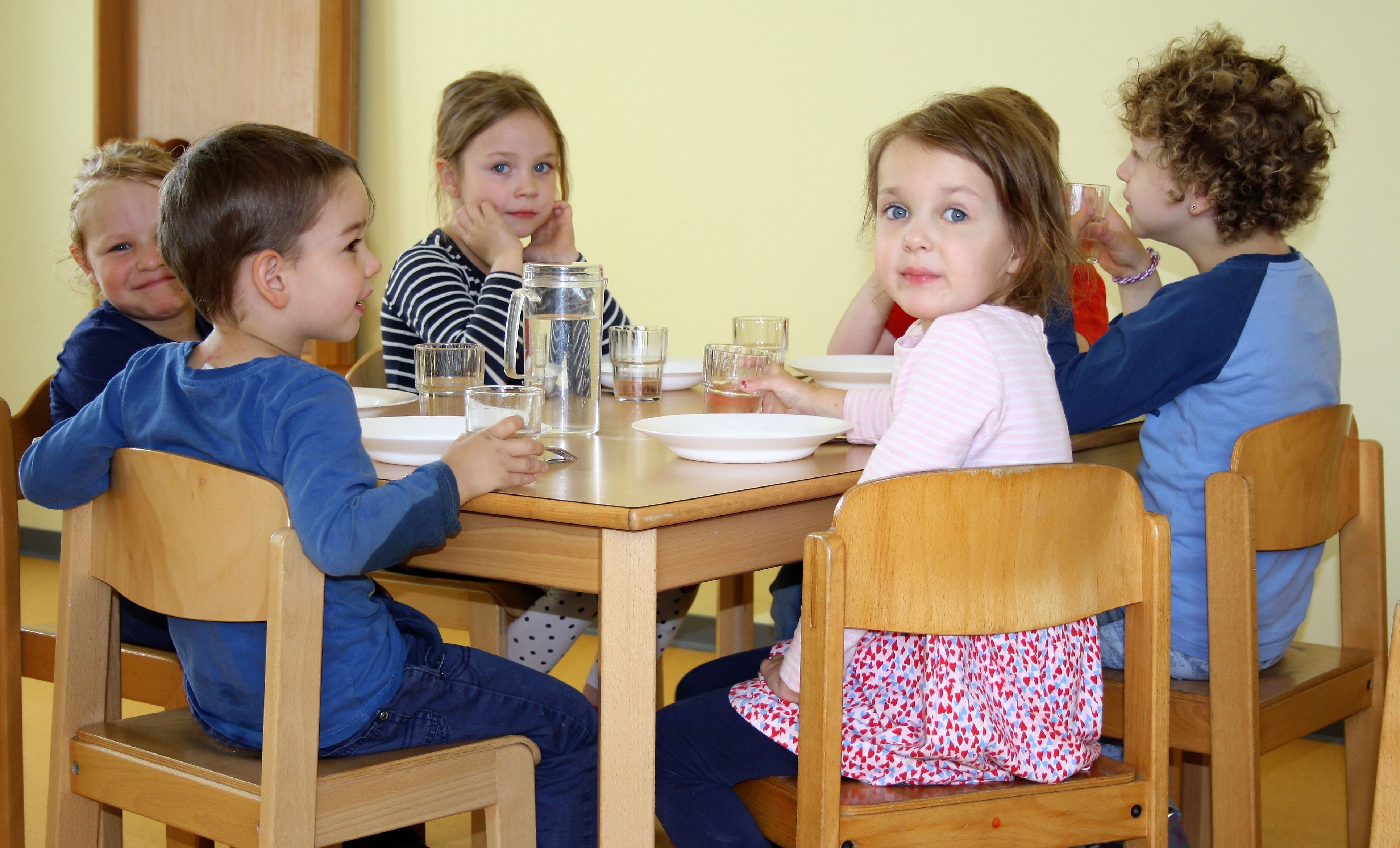 Foto: Kinder beim gemeinsamen Mittagessen im Kinder-Café